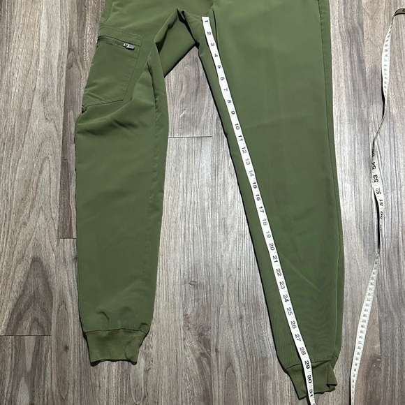 Women’s Figs Green Scrub Set XS – Stylish & Comfortable Medical Uniform. - Picture 6 of 9